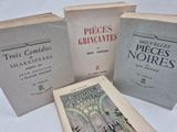 trois livres posés sur une table l'un à côté de l'autre