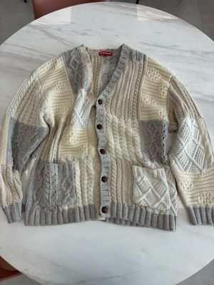 une photo d'un cardigan posé sur une table