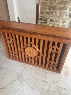 une photo d'un cache-radiateur en bois posé sur un sol carrelé