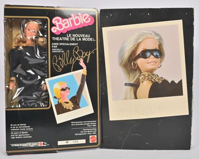 Barbie, la poupée grandeur nature, se trouve dans une boîte sur laquelle figure la photo d'une femme portant des lunettes de soleil