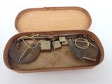 une boîte contenant une paire de lunettes