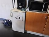 un micro-ondes et un four à micro-ondes dans une petite pièce