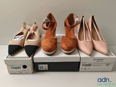 trois paires de chaussures pour femmes posées sur une boîte