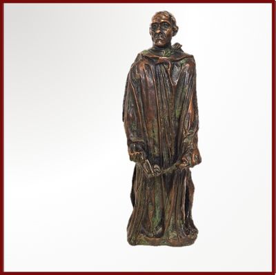 statue d'un homme vêtu d'une robe et d'un chapeau, muni d'une canne