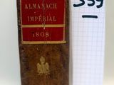 un vieux livre posé sur une table à côté d'une feuille de papier