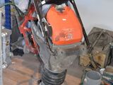 une image d'un homme travaillant sur une machine dans un garage