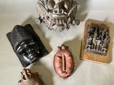 trois types différents d'objets sculptés sur une surface blanche