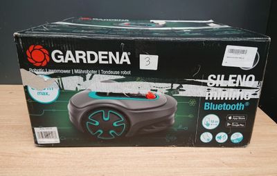 une boîte avec une télécommande sur une table