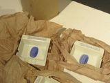 deux paquets de savon posés sur une table à côté d'une boîte de mouchoirs
