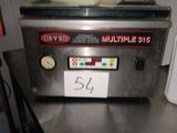 une machine posée sur le comptoir d'une cuisine