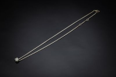 un collier en or blanc et diamants