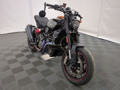 une moto garée sur un sol en damier