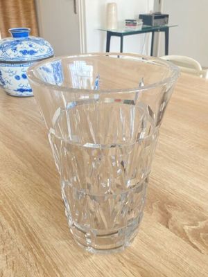 un pichet en verre posé sur une table dans une pièce
