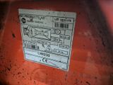un autocollant à l'arrière d'un véhicule rouge