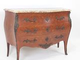 une petite commode avec un plateau en marbre