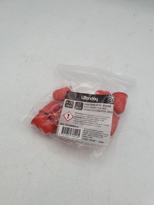 un sac de fraises posé sur une table