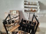 une présentation de bijoux sur une table dans une pièce