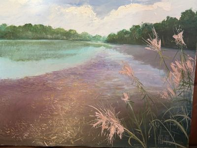 une peinture représentant un lac avec des arbres en arrière-plan