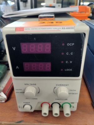 un gros plan d'un appareil électronique posé sur une table