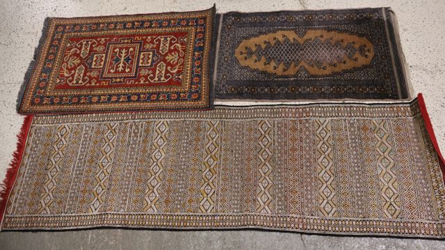 Lot de tapis : une galerie (202 x 64), un tapis (103 x 61) et un ...