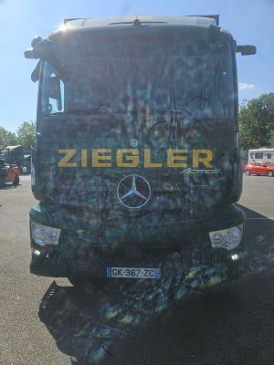 un camion Mercedes-Benz garé sur un parking