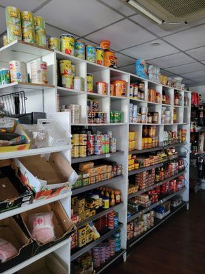 de nombreuses étagères remplies de produits alimentaires dans un magasin désert
