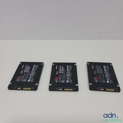 trois disques durs posés les uns à côté des autres sur une table blanche