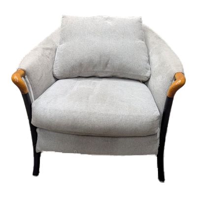 une image représentant une chaise sur laquelle est posé un coussin