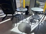 une table et des chaises dans une pièce avec une grande fenêtre