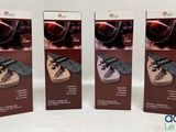 trois cartons de verres à vin et une bouteille de vin posés sur une table