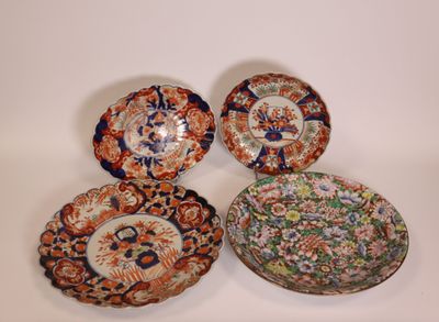 trois bols chinois et un bol ornés de motifs floraux