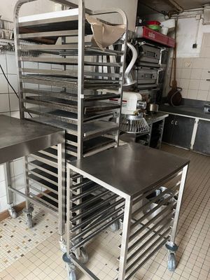 une cuisine avec tout un tas de plateaux de nourriture posés sur un chariot