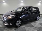 la photo d'une voiture noire garée dans un garage