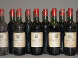 six bouteilles de vin sont alignées sur une table