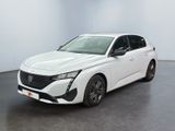 Une voiture blanche est garée dans une pièce blanche au sol noir.