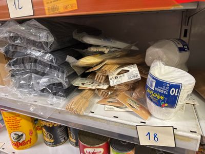 beaucoup de produits alimentaires dans les rayons du magasin