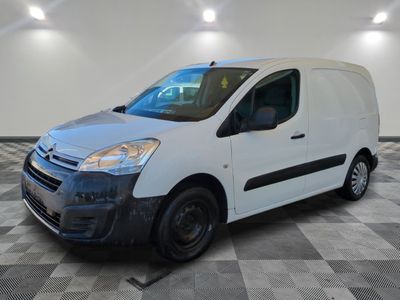 la camionnette blanche est garée sur le sol en damier d'une pièce