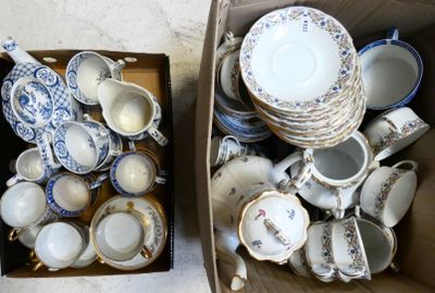 deux cartons remplis de vaisselle en porcelaine et de tasses