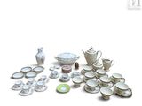 de nombreux types de plats et de tasses en porcelaine sur la table