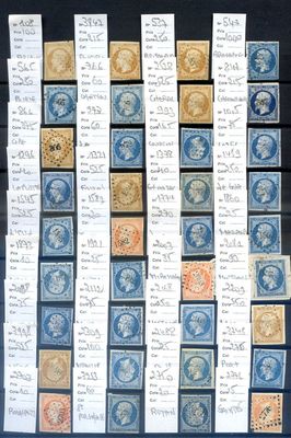 Plusieurs vieux timbres sont empilés les uns sur les autres sur une table