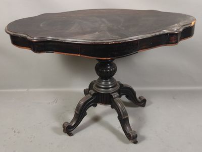 une image représentant une table avec un plateau noir et un piètement en bois