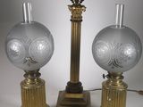 une paire de lampes en verre avec des pieds dorés et un pied doré