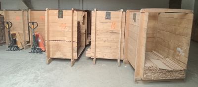 de nombreuses caisses en bois alignées dans un entrepôt