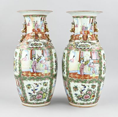 paire de vases chinois ornés de personnages sur fond gris