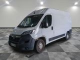 la photo d'une camionnette blanche garée dans une grande pièce