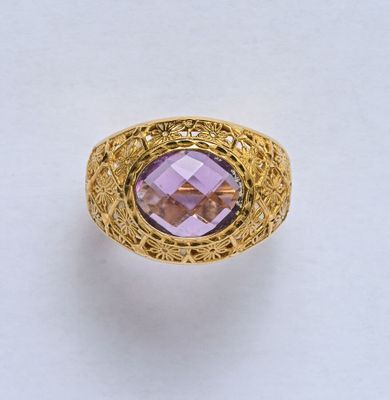 Bague en or jaune 18K (750/oo) centrée d'une améthyste ovale…