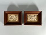 paire de plaques anciennes en bois sculpté représentant une scène de bataille