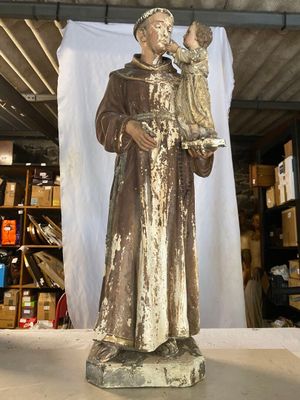 une statue représentant un homme tenant un enfant dans ses bras