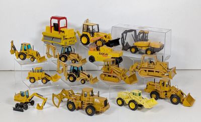 de nombreux engins de chantier exposés dans une vitrine