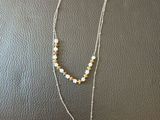 un collier orné d'une pièce, posé sur une table